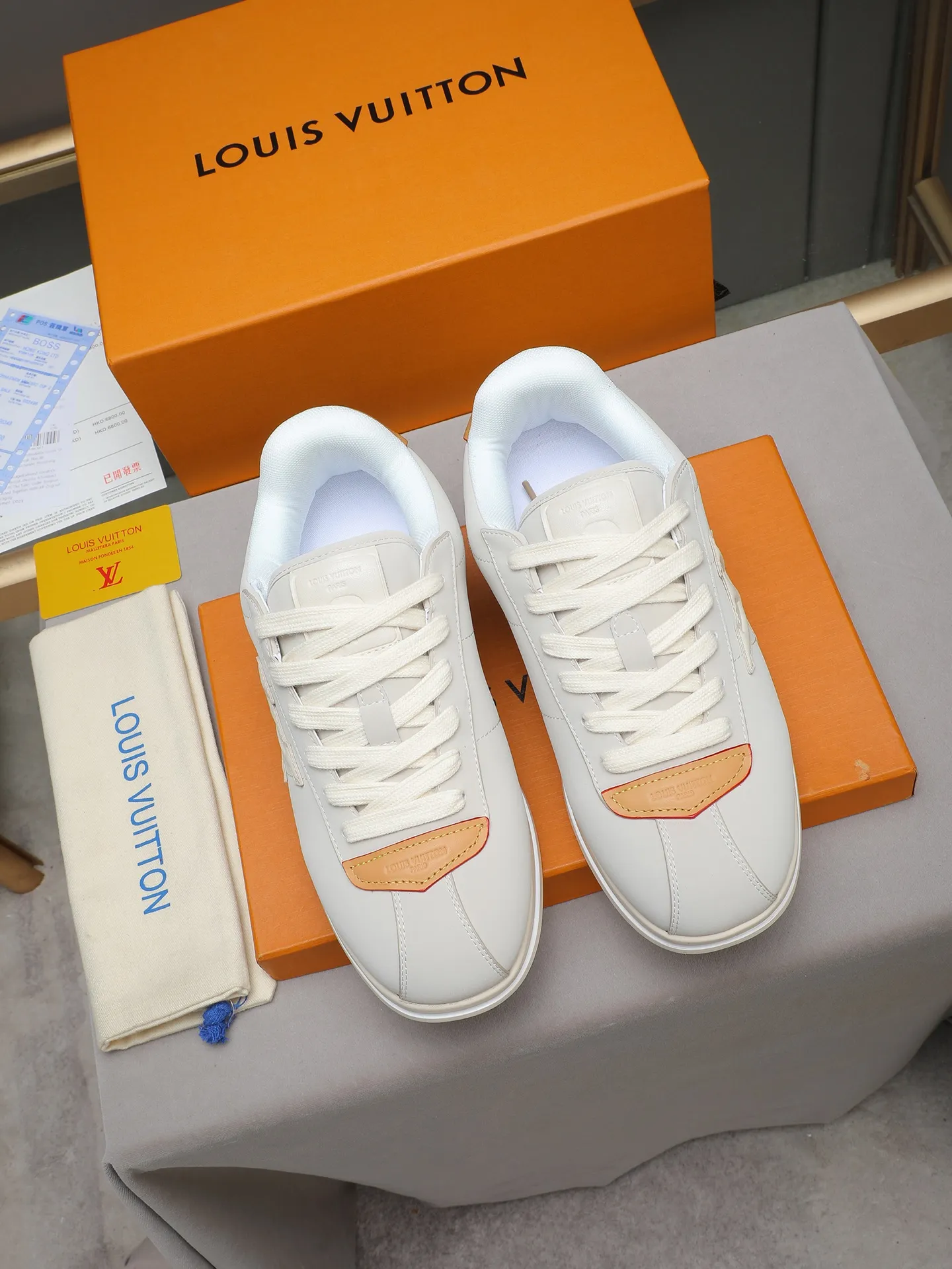 PP560 LV Louis Vuitton L Jialu Brand Runner Tatic Series Thick-soled Casual Sports Shoes Running Shoes Original purchase, development and production This LV Runner Tatic sports shoe combines technical materials such as mesh fabric and ribbons to interpret the inspiration of traditional mountaineering shoes. LV letters are written on one side, the lariat buckle of the quick lacing system is embellished with Monogram flowers and Louis Vuitton logos, and the light and wear-resistant rubber outsole completes the whole. ▪️Fabric: Original imported cowhide + mesh ▪️Inner lining: Original customized breathable mesh ▪️Sole: Original open-molded anti-slip rubber combination material ▪️Size: Men's 38-44 (customized for 45 and 46)